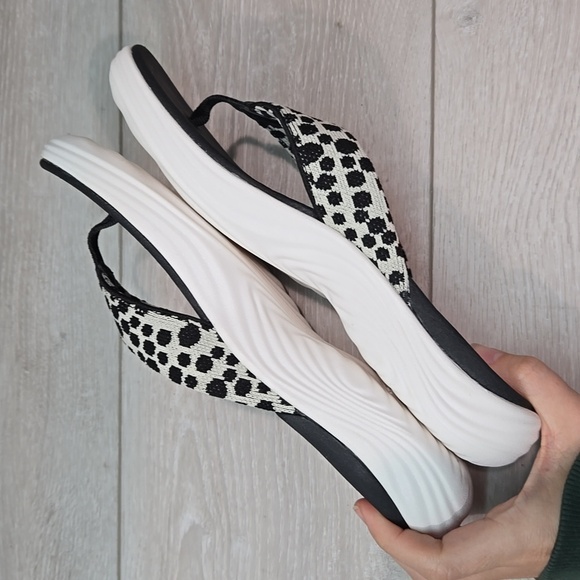 Cloudsteppers By Clarks Women Comforty Black& White Flip Flops Sandals Shoes 7M - Picture 8 of 10